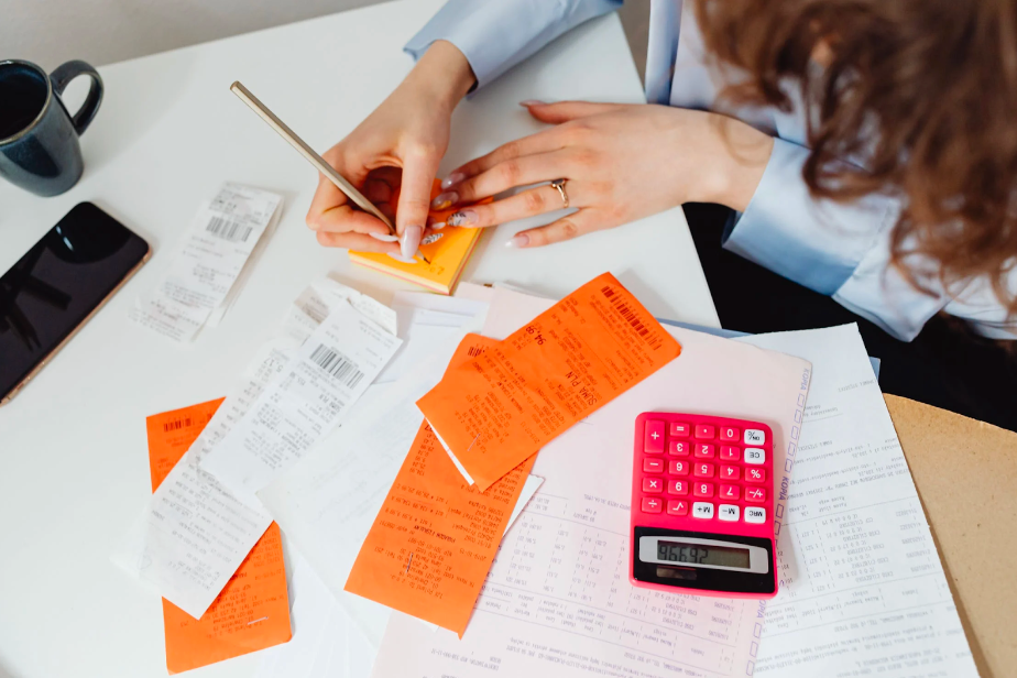 Lady with long hair writing a sticky note
